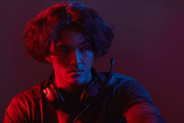 Karanlık odada oynayan bilgisayar oyuncusu