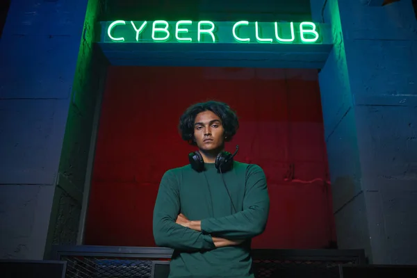 Man på cyberklubben — Stockfoto