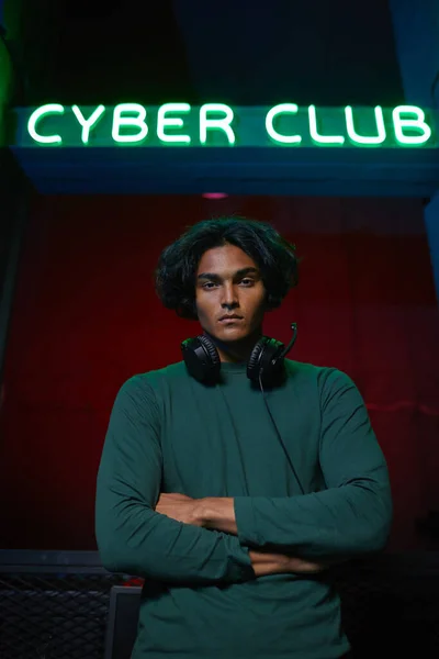 Jugador en el club cibernético — Foto de Stock