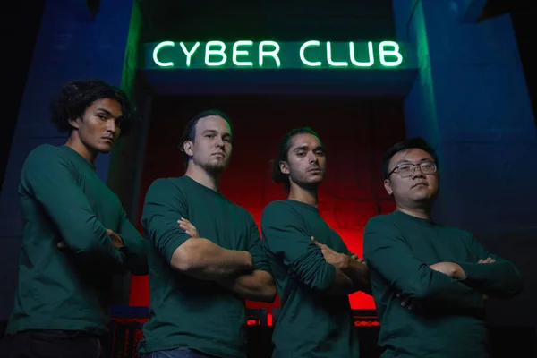 Zespół graczy w cyberklubie — Zdjęcie stockowe
