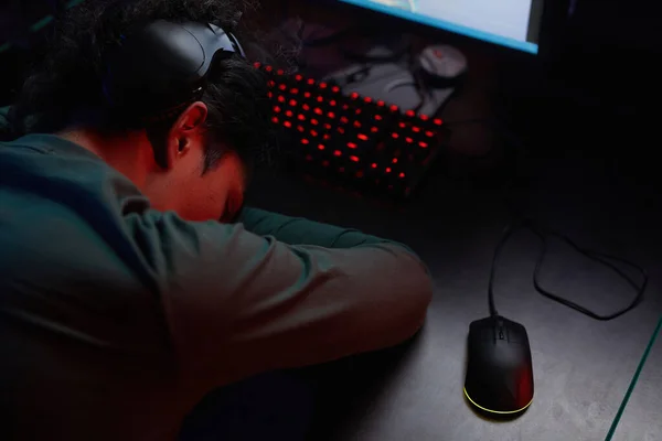 Gamer durmiendo en la mesa — Foto de Stock