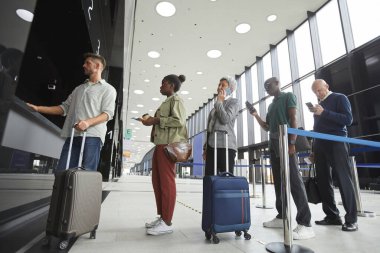 İnsanlar uçakla seyahat ediyor.