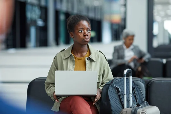 Mulher usando laptop no aeroporto — Fotografia de Stock