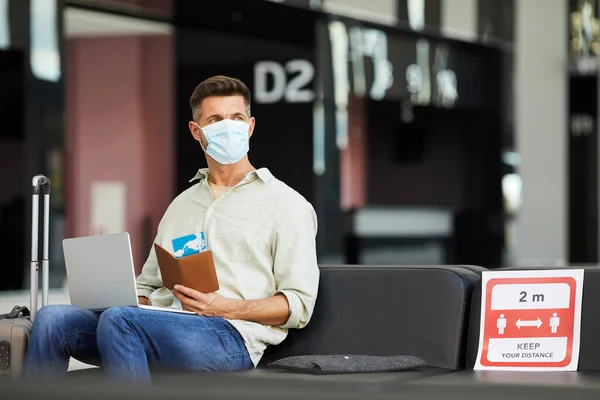 Homme à l'aéroport pendant la pandémie — Photo