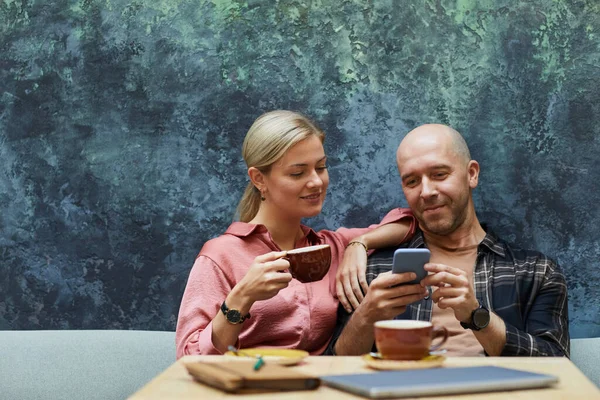 Пара сидить у кафе — стокове фото