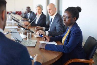 Seminerdeki Afrikalı iş kadını