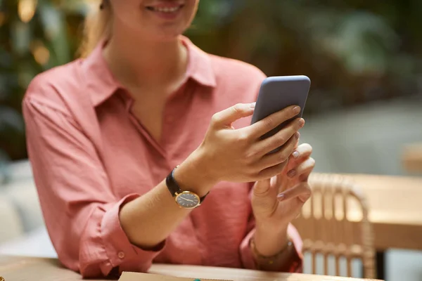 Frau nutzt Smartphone — Stockfoto