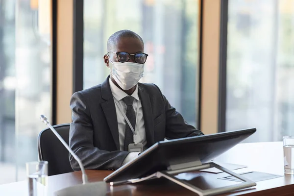 Homme d'affaires africain masqué — Photo