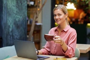 Kafede çalışan bir kadın.