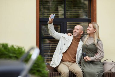 Şehirde selfie portresi