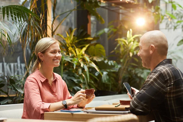 Gelukkig stel hebben een date — Stockfoto