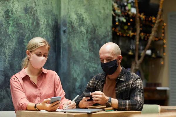 Couple avec téléphone dans le café — Photo