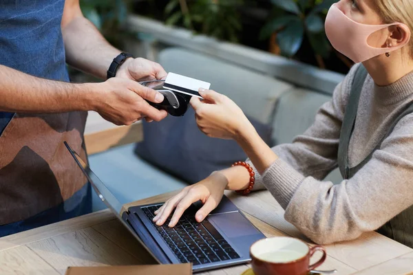 Mujer pagando con tarjeta de crédito —  Fotos de Stock