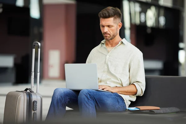 Businessman with laptop at the airport — Stock Photo, Image