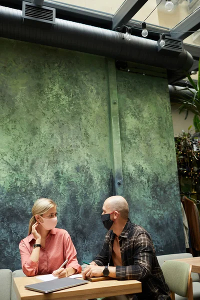 Reunión de personas en la cafetería — Foto de Stock