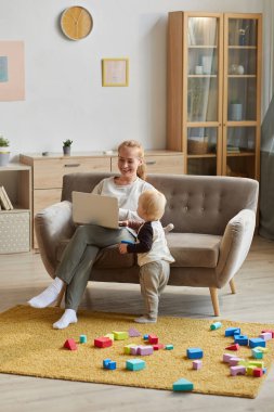 Annem evde dizüstü bilgisayar kullanıyor.