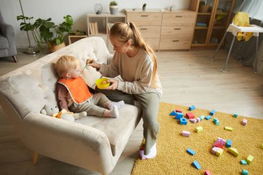 Anne bebeğini besliyor.