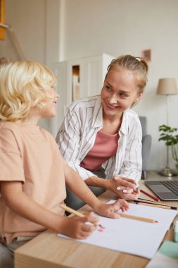 Annemle ödev yapıyorum.