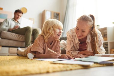 Anne oğul çiziyor.