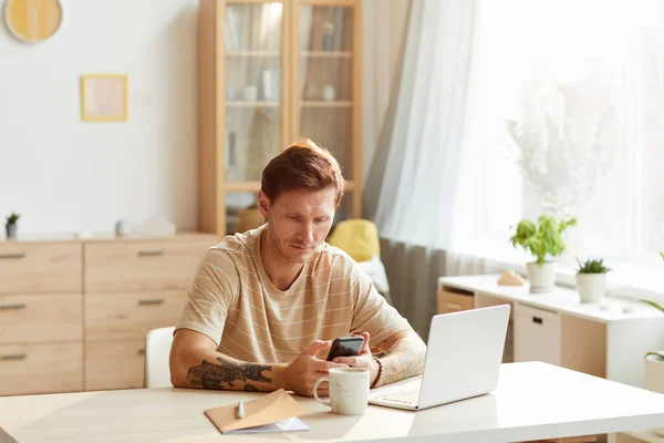 Homem usando telefone em casa — Fotografia de Stock