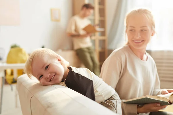 Bebé feliz con su familia — Foto de Stock