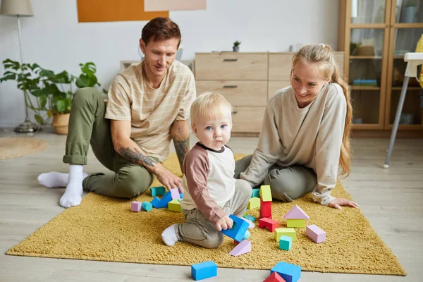 Familia jugando con el bebé — Foto de Stock