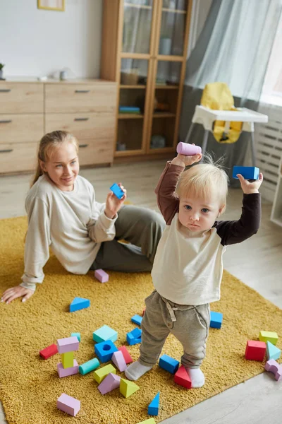 Matka si hraje s dítětem — Stock fotografie