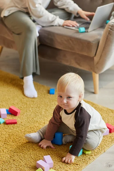 Chlapeček si hraje doma — Stock fotografie
