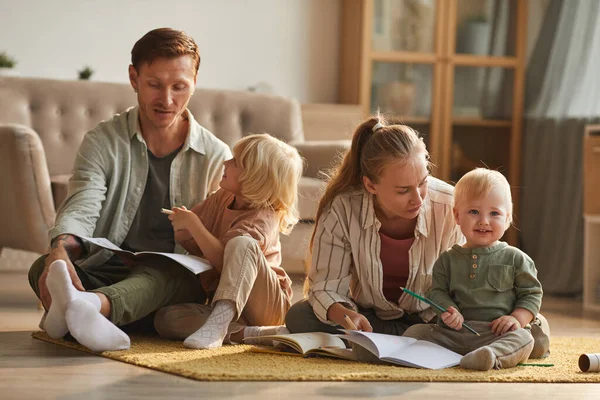 Padres leyendo a los niños — Foto de Stock