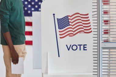 Oy merkezindeki adam.