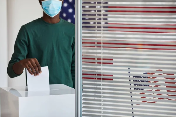 Voto dell'uomo durante la pandemia — Foto Stock