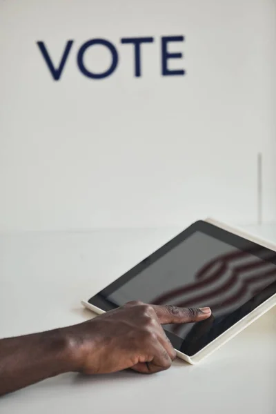 Uomo che vota online — Foto Stock