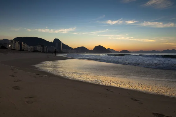 Temprano Mañana Playa Copacabana Río Janeiro Con Montaña Sugarloaf Fondo — Foto de Stock