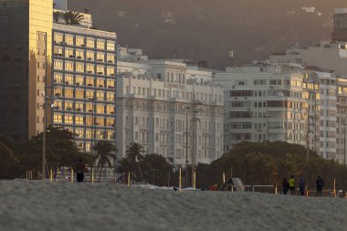 Rio de Janeiro Copacabana Sarayı çevresinde sabahın erken saatlerinde altın aydınlatma Binalar plajdan görülen