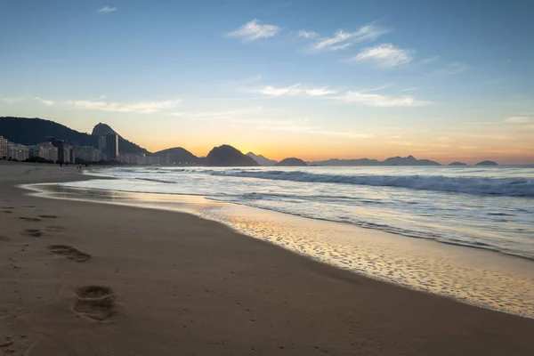 Rio Janeiro Copacabana Plajda Okyanus Dalgaları Boyunca Ayak Sesleri Sabahın — Stok fotoğraf