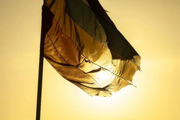 Bakgrundsbelyst Sliten Hbt Flagga Med Urtvättade Färger Från Morgonsolen Bakom — Stockfoto
