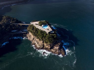 Rio de Janeiro kıyısında bir adanın üstünde rekreasyon inşaatı yukarıdan görülen