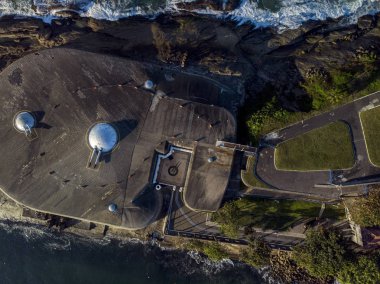 İnşaatın üstündeki iki kanon kubbesi ile gün doğumu sırasında Rio de Janeiro'daki Copacabana fort'unun müze ve sığınağında yukarıdan aşağıya bak.