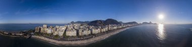 Ön planda Copacabana fort ile Rio de Janeiro 360 derece tam panoramik hava görünümü ve mavi bir gökyüzüne karşı arka planda daha geniş şehir manzarası