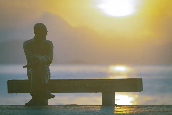 Brezilyalı şair Carlos Drummond de Andrade bir heykeli vintage bakmak copacabana bulvarı üzerinde bir bankta oturan bir gündoğumu ile arkadan aydınlatmalı