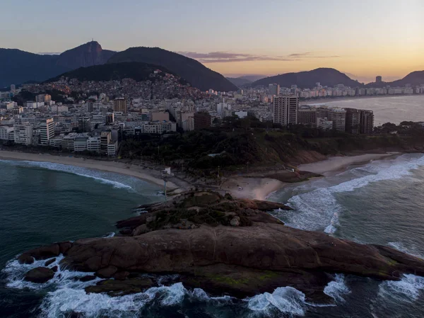 Yerel Arpoador Olarak Bilinen Rio Janeiro Kıyısında Kaya Oluşumu Arka — Stok fotoğraf