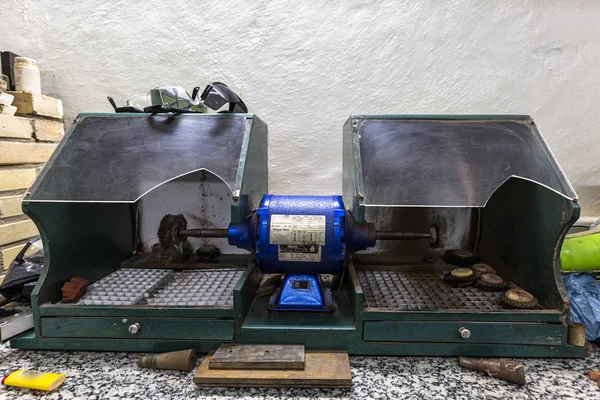 Eski vintage elektrik makinesi parlatmak ve değerli metaller ve mücevher kürklü fırçalar çeşitli döner