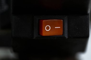 Küçük bir eski endüstriyel makinede bir vintage kırmızı açma ve kapatma düğmesini kapatın