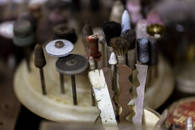 Altın ve gümüş gibi değerli metalleri kuma ve parlatmak için bir makine tarafından mekanik olarak döndürülebilen çok küçük fırçalar grubunu kapatın