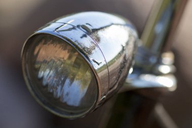 Direksiyon yansıması ile eski moda bisiklet kafa lambası