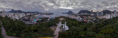 Sugarloaf dağ ve Guanabara körfezi ve gün doğumunda ön planda yeni Holokost müzesinin inşaat alanı ile Rio de Janeiro 360 derece tam panoramik görünümü