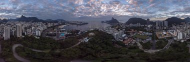 Sugarloaf dağ ve Guanabara körfezi ve gün doğumunda ön planda yeni Holokost müzesinin inşaat alanı ile Rio de Janeiro 360 derece tam panoramik görünümü