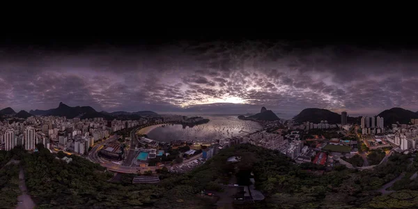Rio de Janeiro şehir manzarası içinde Botafogo plaj ve Sugarloaf dağ Yoğun renkli 360 derece gündoğumu panorama 3d çevre haritalama ve 360vr kullanıma hazır.