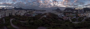 Sugarloaf dağ ve gün doğumunda yoğun renkli gökyüzüne karşı zevk tekneleri için Guanabara körfezi ve liman geniş şehir manzarası ile Rio de Janeiro 360 derece tam panoramik görünümü