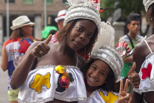 巴西里约热内卢 2014年3月3日 在里约热内卢市中心的狂欢节街区派对上 母亲和女儿身着节日服装 — 图库照片